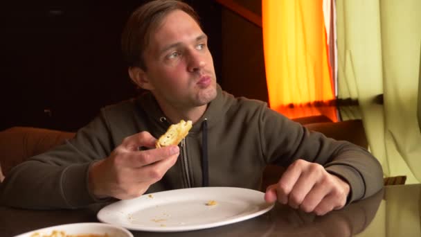 Joven comiendo por Hands Khachapuri cocina oriental Restaurante, 4k, cámara lenta — Vídeo de stock