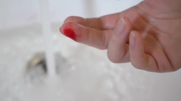 Το αίμα ρέει από μια πληγή για το μεσαίο δάχτυλο της γυναίκας. 4k — Αρχείο Βίντεο