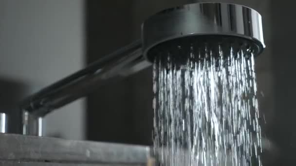 Wasser fließt aus der Dusche aus nächster Nähe. 4k, Zeitlupe — Stockvideo