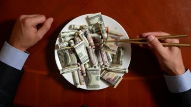 Eller bir işadamı ile chopsticks ve Doları alır. dolar yeme. 4k.