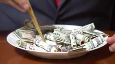 Eller bir işadamı ile chopsticks ve Doları alır. dolar yeme. 4k.