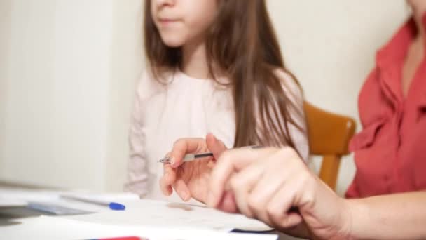 Madre e hija trabajando juntas en una tarea en un portátil. aprendizaje en línea, escuela en línea. 4k . — Vídeos de Stock