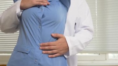 Taciz hastanede. doktor hastane ofiste meslektaşı solicits. 4 k, ağır çekim, yakın çekim