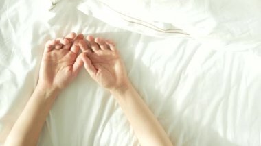 Elinde bir çift. Erkek ve kadın seks. 4k, üstten görünüm