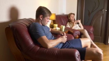 Aile içinde iç ve iletişim sorunu. karı koca onların smartphone, birbirimizi görmezden kullanın. 4k.