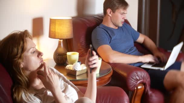 Inre och kommunikation problem i familjen. man och hustru använder sin smartphone, ignorera varandra. 4k. — Stockvideo