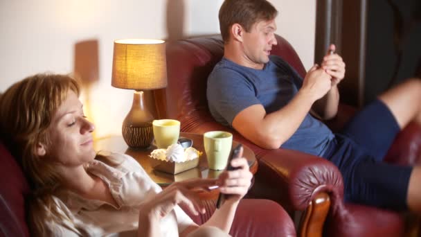 Problème interne et de communication dans la famille. mari et femme utilisent leur smartphone, s'ignorant mutuellement. 4k . — Video