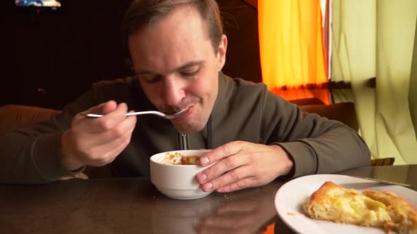 Una ciotola di peperoncino bollente con carne. lobio. un uomo mangia un piatto caldo di fagioli. 4k, vapore dal cibo caldo . — Video Stock