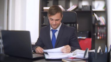 Başparmak yukarıya bir dizüstü bilgisayar, 4 k çalışırken erkekler tarafından
