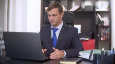 Office belgeleri ve laptop ile çalışan kadın. 4k.