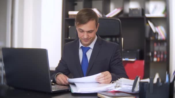 Polegares para cima por homens enquanto trabalhava em um laptop, 4k — Vídeo de Stock