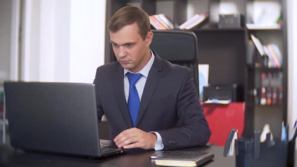 Великі пальці вгору чоловіками під час роботи на ноутбуці, 4k — стокове відео