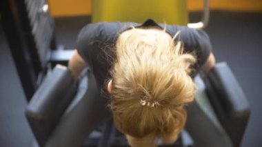 Spor salonunda çalışan kadın. 4k, arka plan bulanıklık