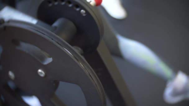 Una mujer haciendo ejercicio en el gimnasio. 4k, desenfoque de fondo — Vídeos de Stock