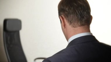 esmer kadın elbiseli bir röportajda birine soruları. 4 k. röportaj. İşe Alım