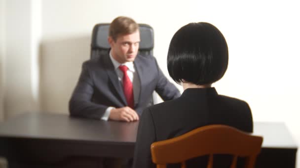 Człowiek w garniturze pyta kobiecie brunetka w wywiadzie. 4 k. wywiad. Rekrutacja — Wideo stockowe