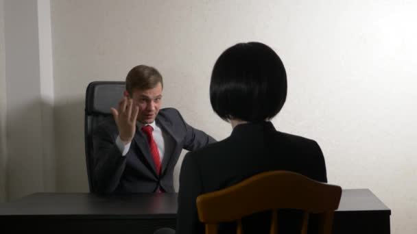 スーツの男はインタビューでブルネットの女性に質問です。4 k. インタビュー。募集 — ストック動画