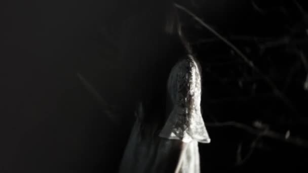 Uma menina fantasma com longos cabelos pretos, de branco, vagando pela floresta com uma faca e um brinquedo macio. 4k — Vídeo de Stock