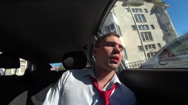 Sarhoş sürüş kavramı. Sarhoş sürücü arabada. 4k, yakın çekim