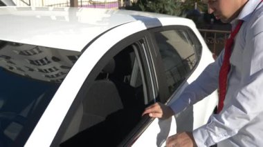 Sarhoş sürüş kavramı. Sarhoş sürücü arabada. 4k, yakın çekim