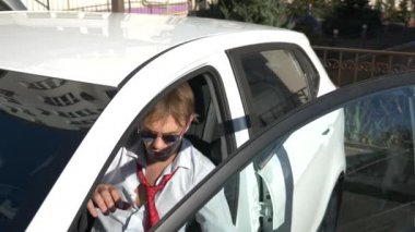 Sarhoş sürüş kavramı. Sarhoş sürücü arabada. 4k, yakın çekim