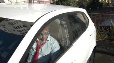 Sarhoş sürüş kavramı. Sarhoş sürücü arabada. 4k, yakın çekim