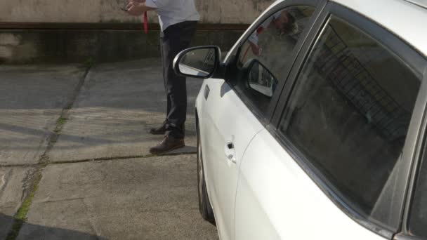 Понятие вождения в нетрезвом виде. пьяный водитель выходит из машины и хлопает своим телефоном. 4k — стоковое видео