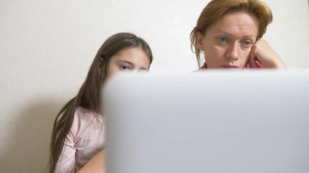 Madre e figlia che lavorano insieme su un portatile. apprendimento online, scuola online. 4k . — Video Stock