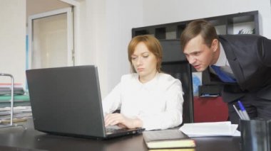 Öfkeli patron ofiste kadın işçi ile. 4k