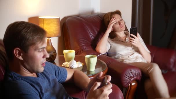 Problem wewnętrzny i komunikacji w rodzinie. mąż i żona używać ich smartphone, ignorując innych. 4k. — Wideo stockowe