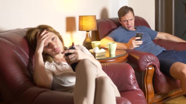 Οικογένεια βράδυ, η σύζυγος και η σύζυγος κάθεται σε μια καρέκλα στο σπίτι τους και Ανακαλύψτε τη σχέση. 4k — Αρχείο Βίντεο