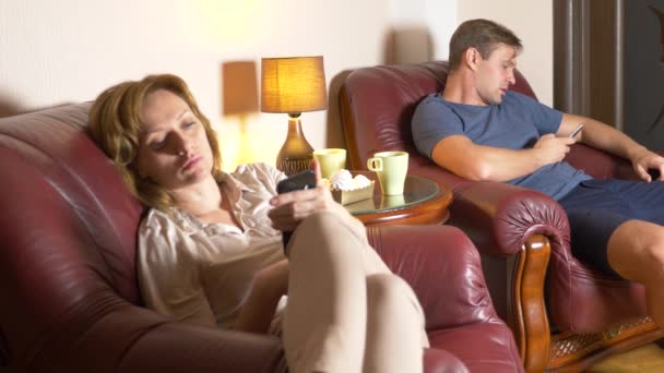 Aile içinde iç ve iletişim sorunu. karı koca onların smartphone, birbirimizi görmezden kullanın. 4k. — Stok video