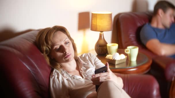 Problemi interni e di comunicazione in famiglia. marito e moglie usano il loro smartphone, ignorandosi a vicenda. 4k . — Video Stock