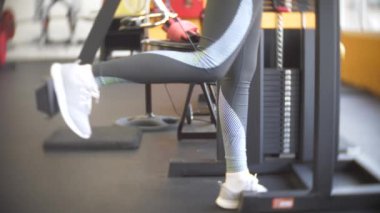 Spor salonunda çalışan kadın. 4k, arka plan bulanıklık