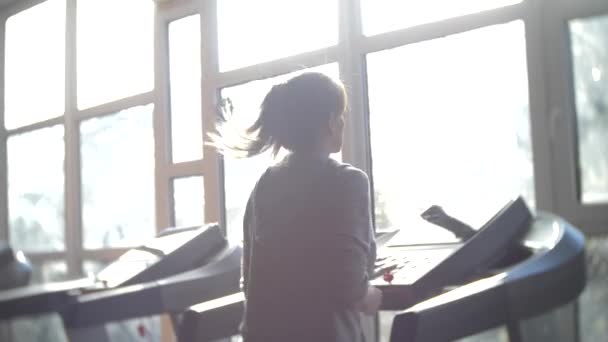 Nő dolgoznak ki az edzőteremben. 4k, életlenítés háttér — Stock videók