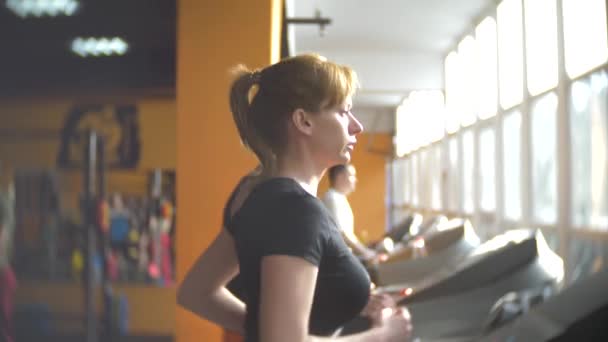 在健身房锻炼的女人。4k. 背景模糊 — 图库视频影像
