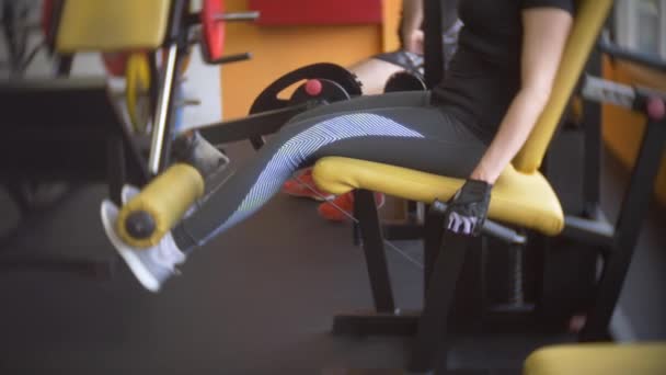 Vrouw trainen in de sportschool. 4k, achtergrond vervagen — Stockvideo