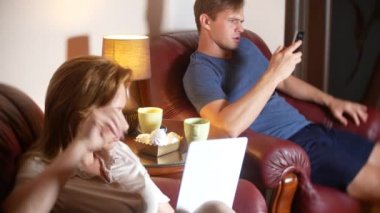 Aile içinde iç ve iletişim sorunu. karı koca onların smartphone, birbirimizi görmezden kullanın. 4k.