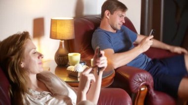Aile içinde iç ve iletişim sorunu. karı koca onların smartphone, birbirimizi görmezden kullanın. 4k.