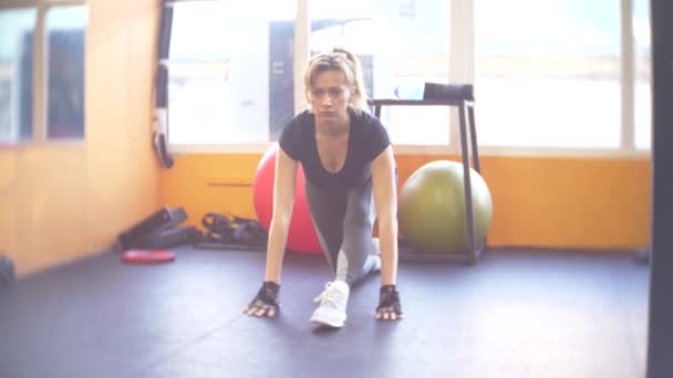 Vrouw trainen in de sportschool. 4k, achtergrond vervagen — Stockvideo