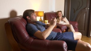 Aile içinde iç ve iletişim sorunu. karı koca onların smartphone, birbirimizi görmezden kullanın. 4k.