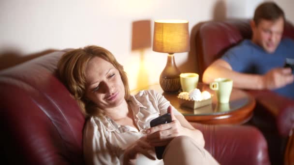 Problema interno e de comunicação na família. marido e mulher usam seu smartphone, ignorando um ao outro. 4k . — Vídeo de Stock