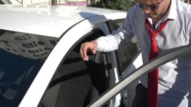 Sarhoş sürüş kavramı. Sarhoş sürücü arabada. 4k, yakın çekim