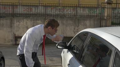 Sarhoşken kavramı. sarhoş bir sürücü sonra arabasını 4 k yakın bir parti dumanlar