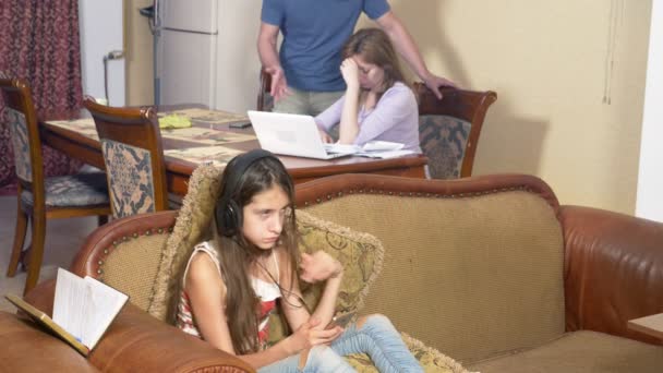 Девушка присутствует в родительской ссоре. отец и мать клянутся. дочь игнорирует конфликт между родителями. 4k — стоковое видео