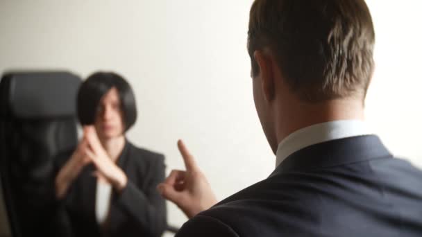 Una mujer morena en un traje hace preguntas a un hombre en una entrevista. 4k. entrevista. contratación de personal — Vídeos de Stock
