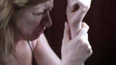 şiddet, suç, adam kaçırma ve insanlar kavramı - eller suç uygulamakla kadın yapışkan bant ile. 4k, yarı karanlık