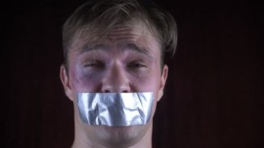 şiddet, suç, adam kaçırma ve insanlar kavramı - adam ipe suçlu yapıştırıcı bant ile eller. 4k, yarı karanlık