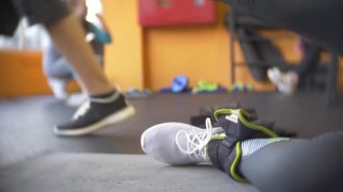 Spor salonunda çalışan kadın. 4k, arka plan bulanıklık