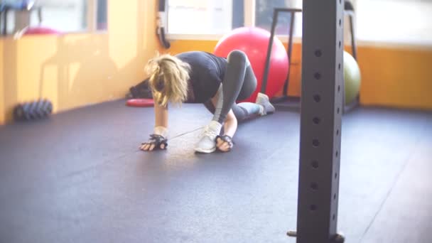 Жінка працює в спортзалі. 4k, розмивання тла — стокове відео